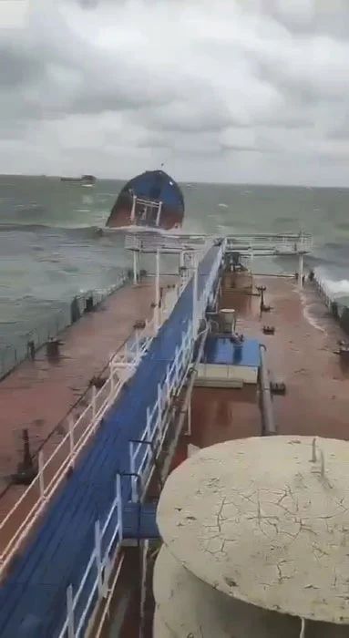 俄油轮暴风雨中断裂 原油泄漏到刻赤海峡